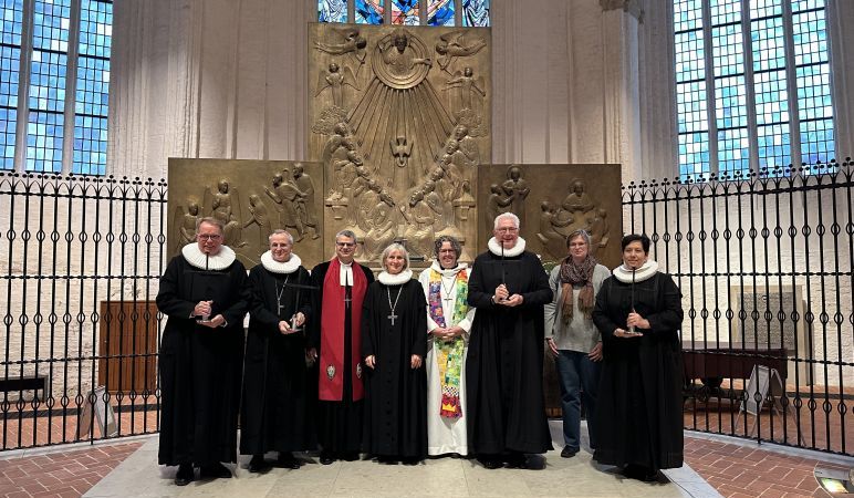 Hauptpastor*innen (mit Nagelkreuz in der Hand) und Gäste in der Hauptkirche St. Katharinen